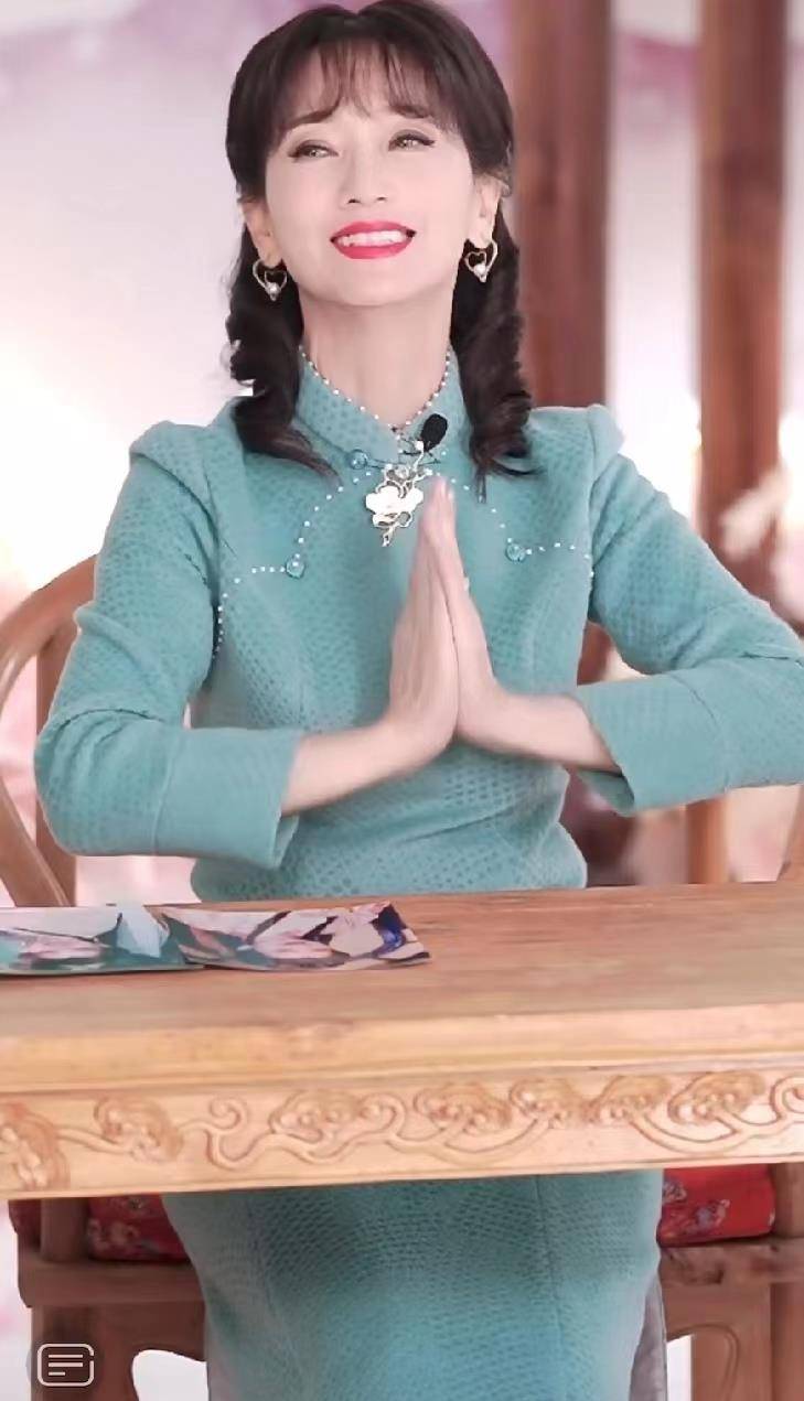 第一步永远是双手合十如果是要憋大招,比如水漫金山.