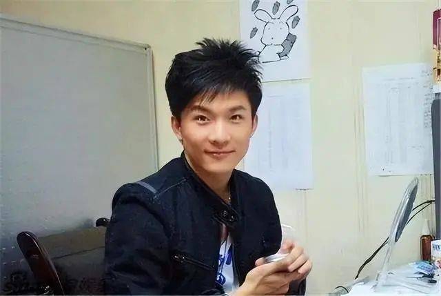 原创央视最帅主持边策和母亲通话1小时后从8楼坠楼身亡年仅32岁