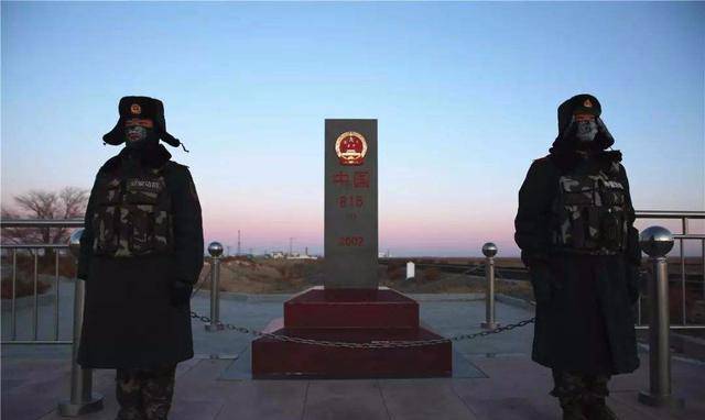 原创中巴边境士兵很随意那与中俄边境呢俄方用稻草人站岗