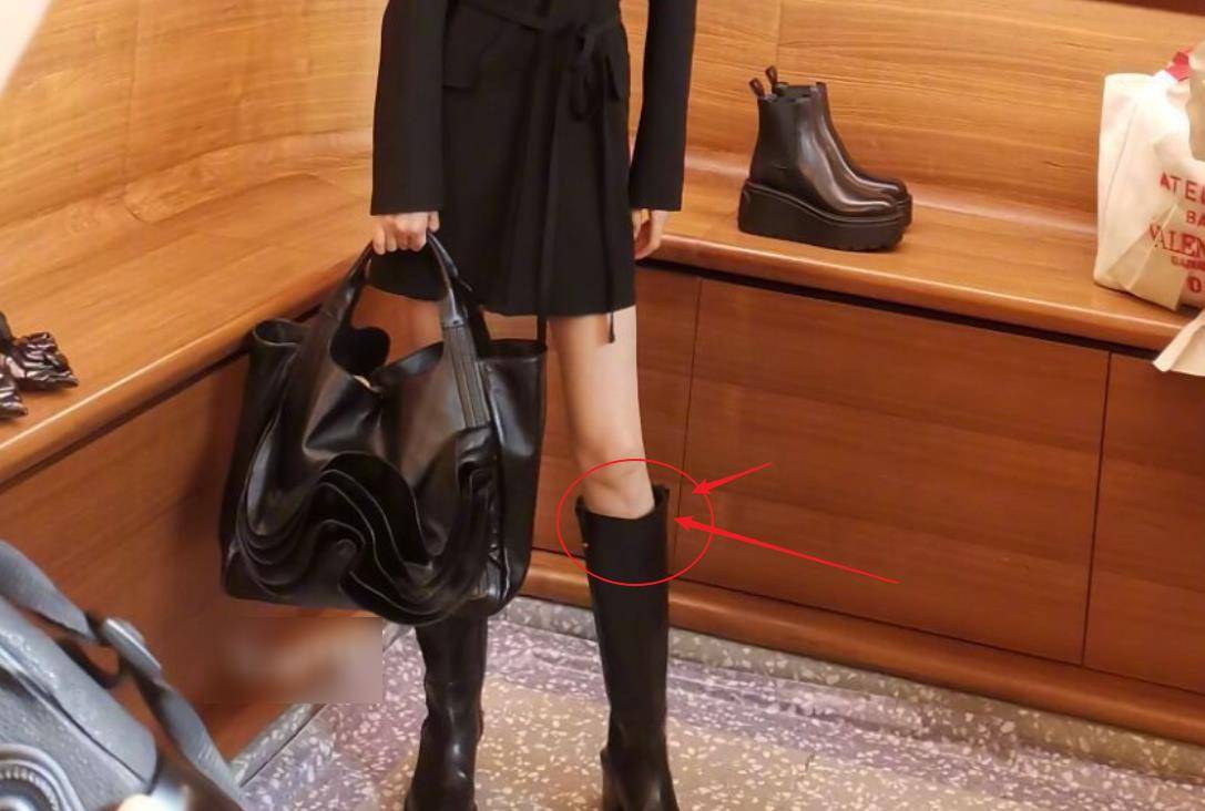 而且,唐嫣还穿着黑色的高筒靴,仔细看可以看到,在小腿处,唐嫣穿的高筒