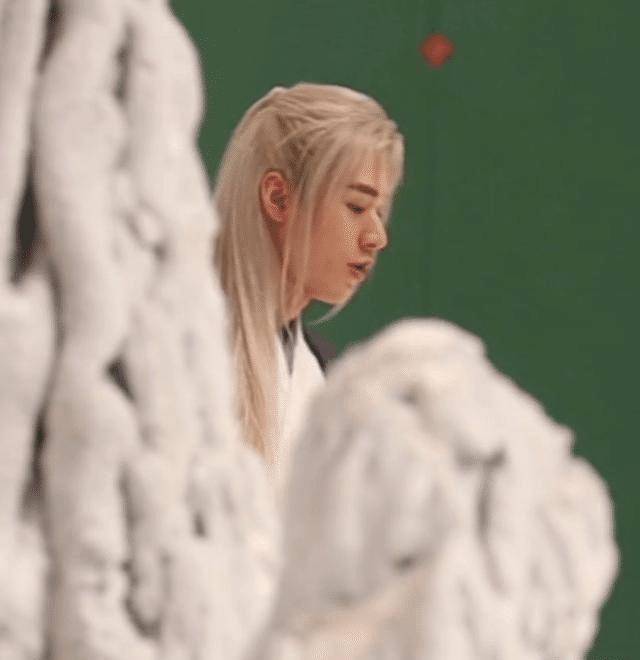 原创龚俊拍温客行生图状态不一白发很惊艳与网友合影却显疲倦