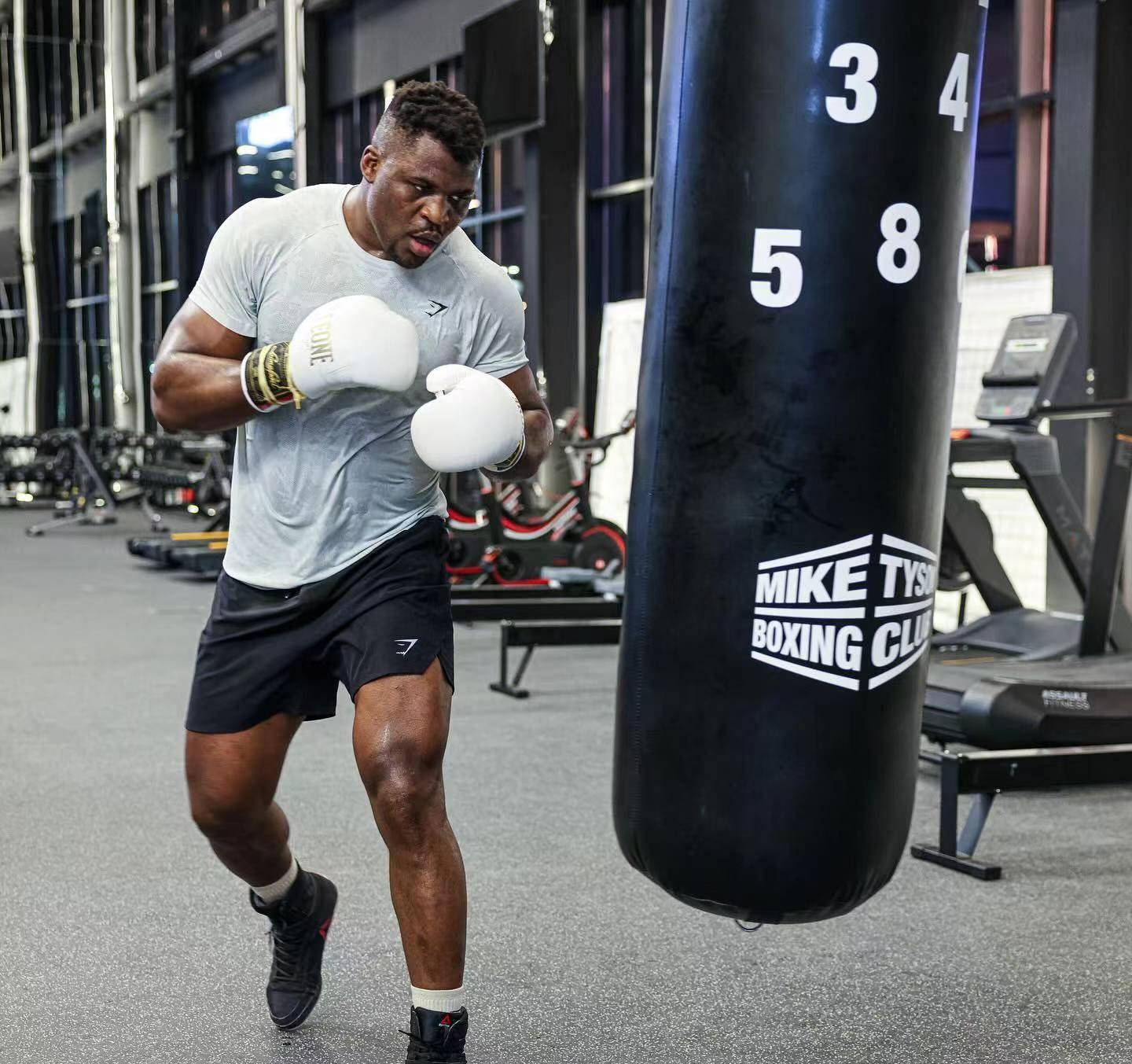 原创纳干诺展示劲爆体格看起来强悍无比约书亚真能轻松取胜吗