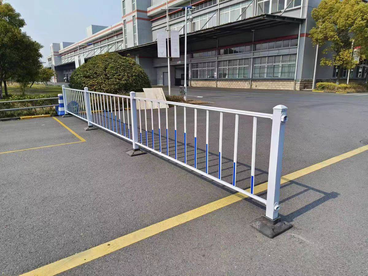 我们所了解到的公路护栏,或者是城市道路隔离护栏,基本上都是属于非常