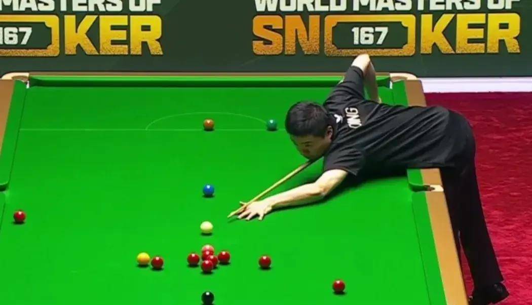 得到23分选择防守,这一局又不可能打出147满分杆,裁判同样把金球移走