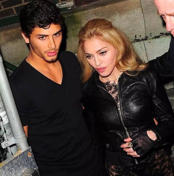 原创麦当娜50岁到60岁之间换6个男友63岁爱上小36岁男友一脸幸福