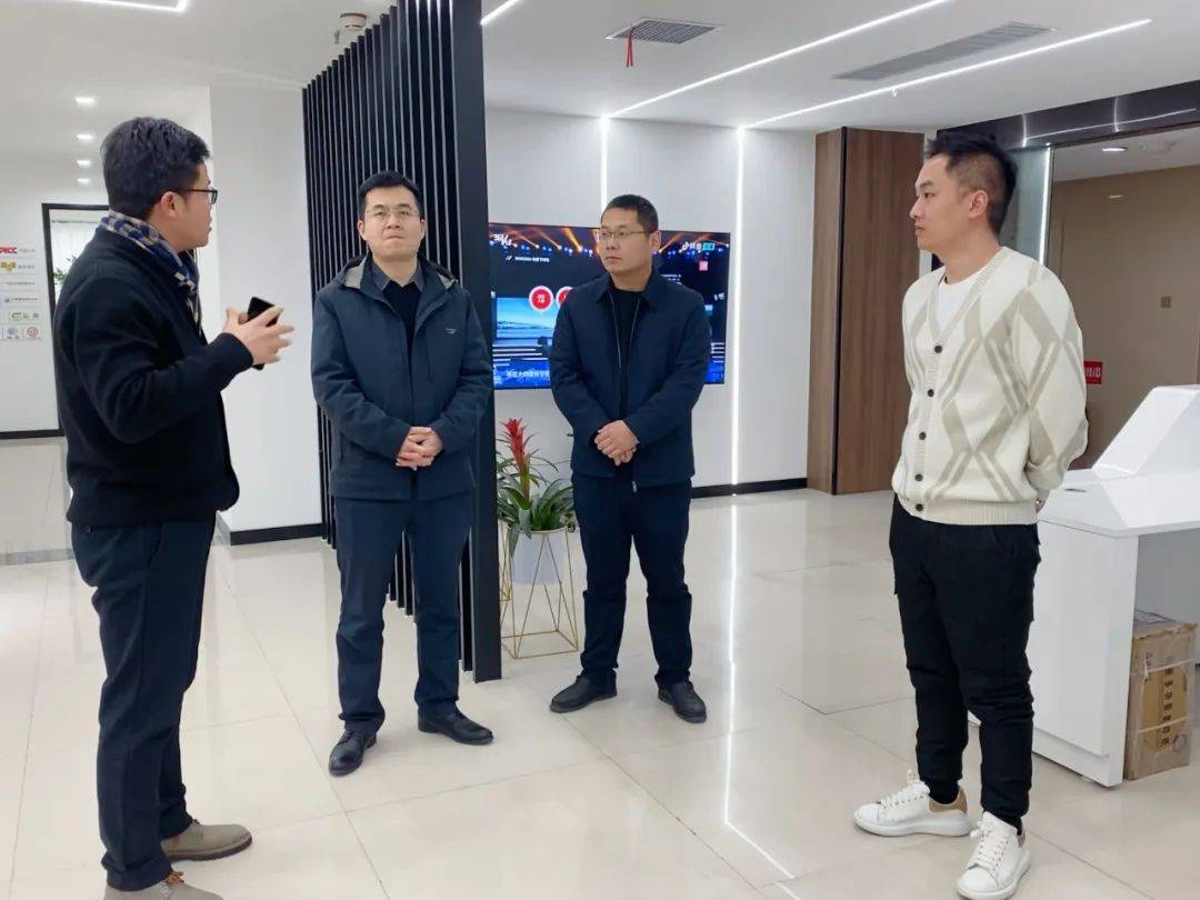 大鸿签创始人&ceo高威,营销部总吴三良等领导全程陪同