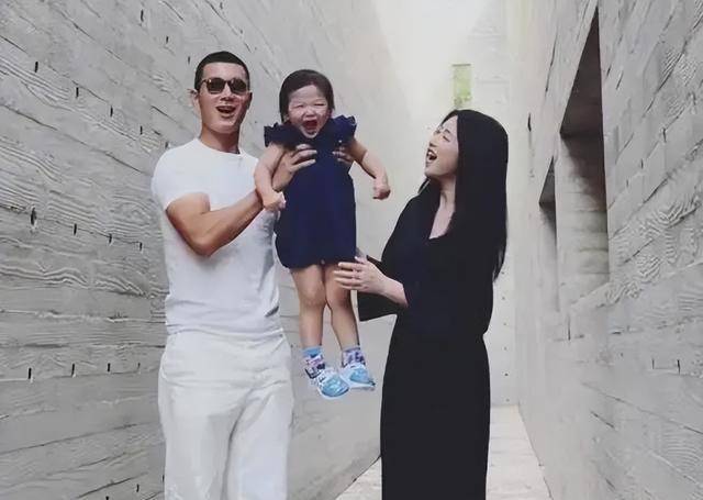 "嫁给普通人"的6位女星,不嫁豪门,个个选择嫁给爱情_于明_海清_郭贤妮
