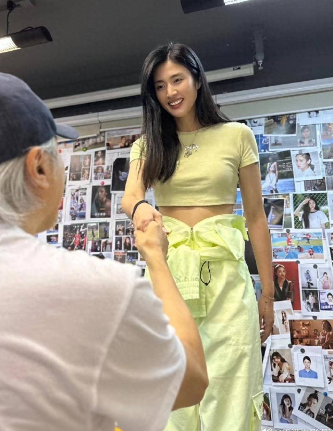 原创周星驰拍少林女足晒与赵丽娜李佳悦合影猛夸两位前女足国脚