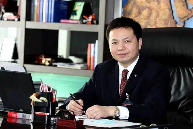 联赛,龚大兴又干了一件大胆的事情,把重庆力帆足球队冠名为重庆斯威