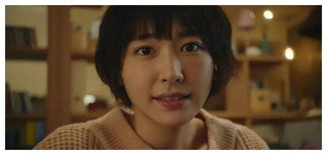 夏月从年轻时期起就因恋水癖而感到自卑,外界的审视