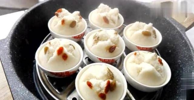 将蒸好的小碗糕取出,撒上炒好的白糖和芝麻即可.4.