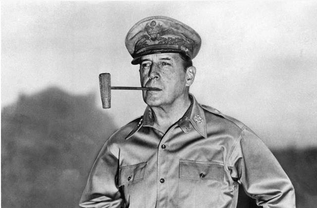 原创麦克阿瑟受审记双腿止不住颤抖头发被汗水打湿神采不复往日