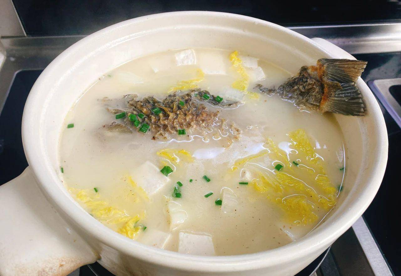 "春喝汤,保平安",倒春寒多喝"此汤",滋补润燥,健健康康_鱼汤_白菜