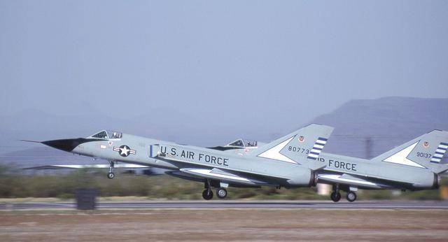 原创传奇战机飞行员弃机跳伞后17吨重的战机落叶飘平稳降落