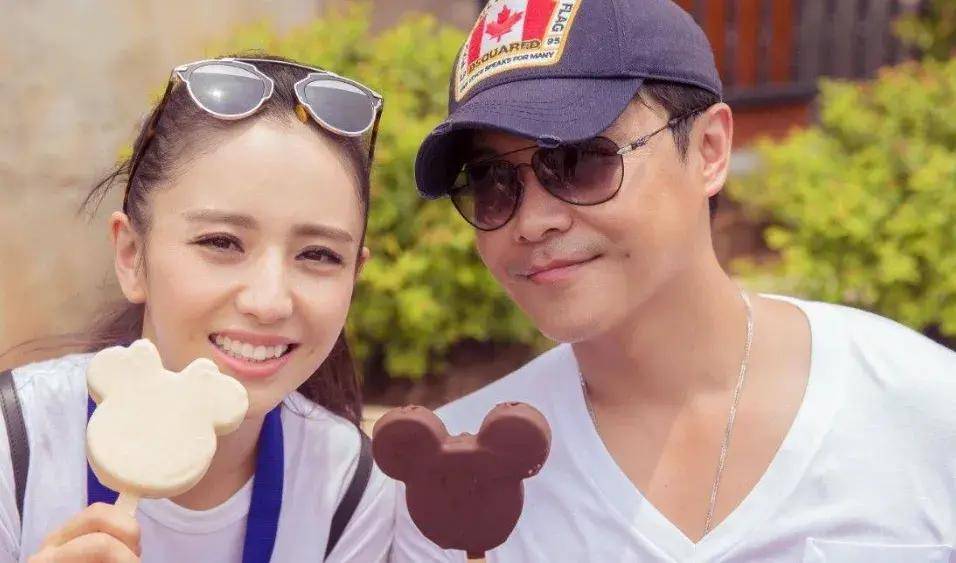 但依然看哭了,还说佟丽娅长得漂亮有演技,希望丫丫能拿到一个表演奖