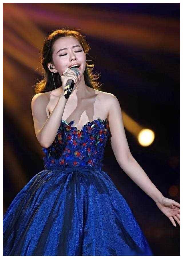 《5名超女现状:李宇春患病,何洁求助上浪姐,张靓颖遭遇骗局》_女声