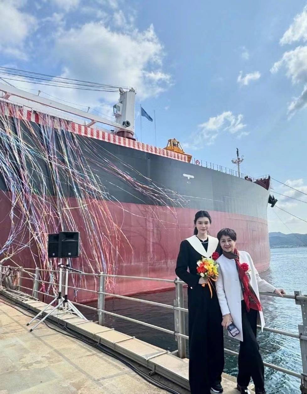 奚梦瑶生日收到大礼,为婆家新船下水执瓶,可见万般宠爱集一身_何猷君