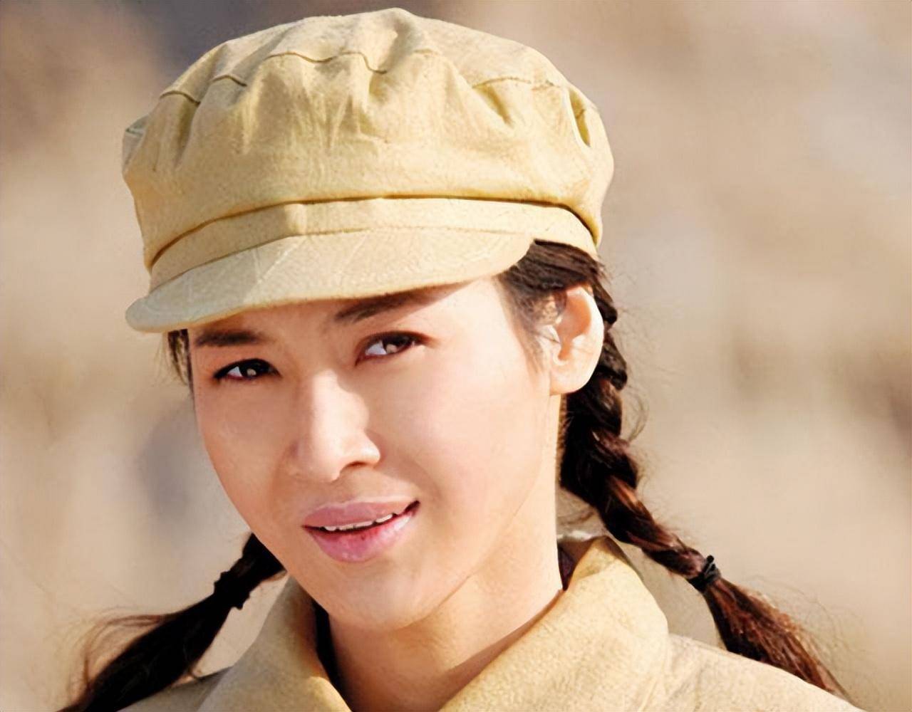 在剧中,童蕾一改往日的古装美女形象,饰演了性格坚毅,敢爱敢做的护士"