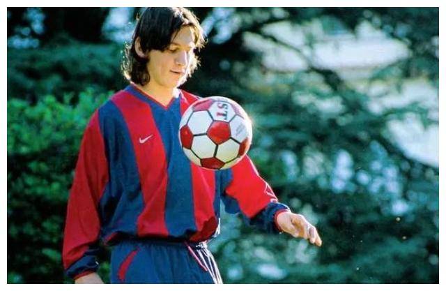 这份被称为"餐巾纸合同"的文档,见证了梅西从一个年轻少年成长为足球