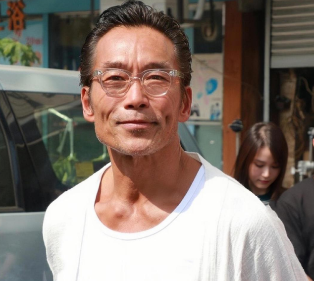 陈保元,舞蹈演员出身,曾给郑秀文,叶倩文等歌星伴过舞,上个世纪八十