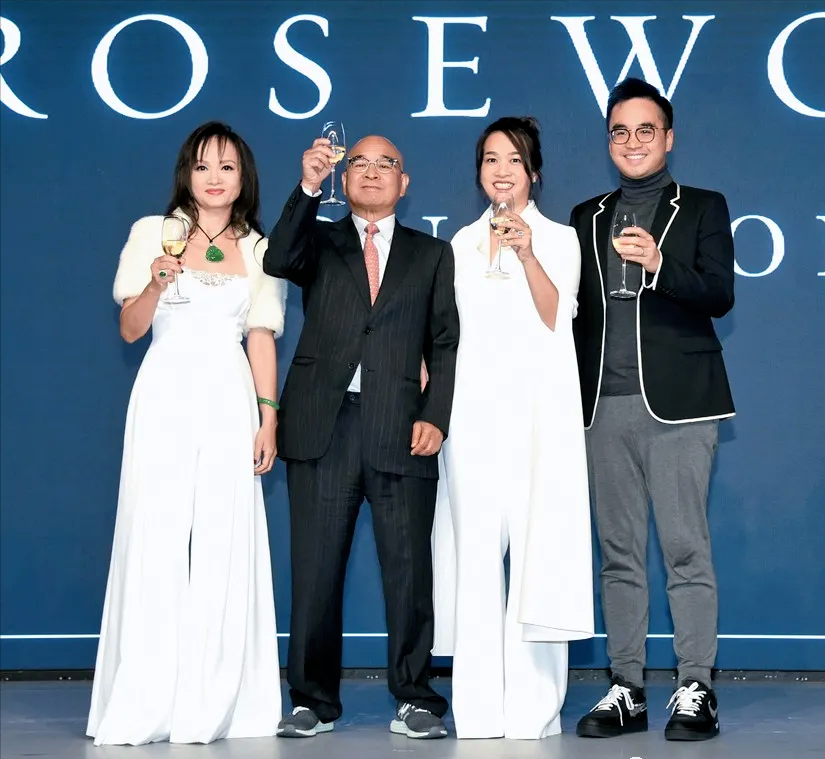 这是在她很小的时候,她爷爷郑裕彤教给她的人生道理.