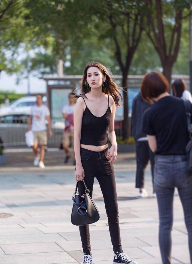 原创吊带背心黑色牛仔裤让苗条美女时尚又高雅凸显时尚魅力