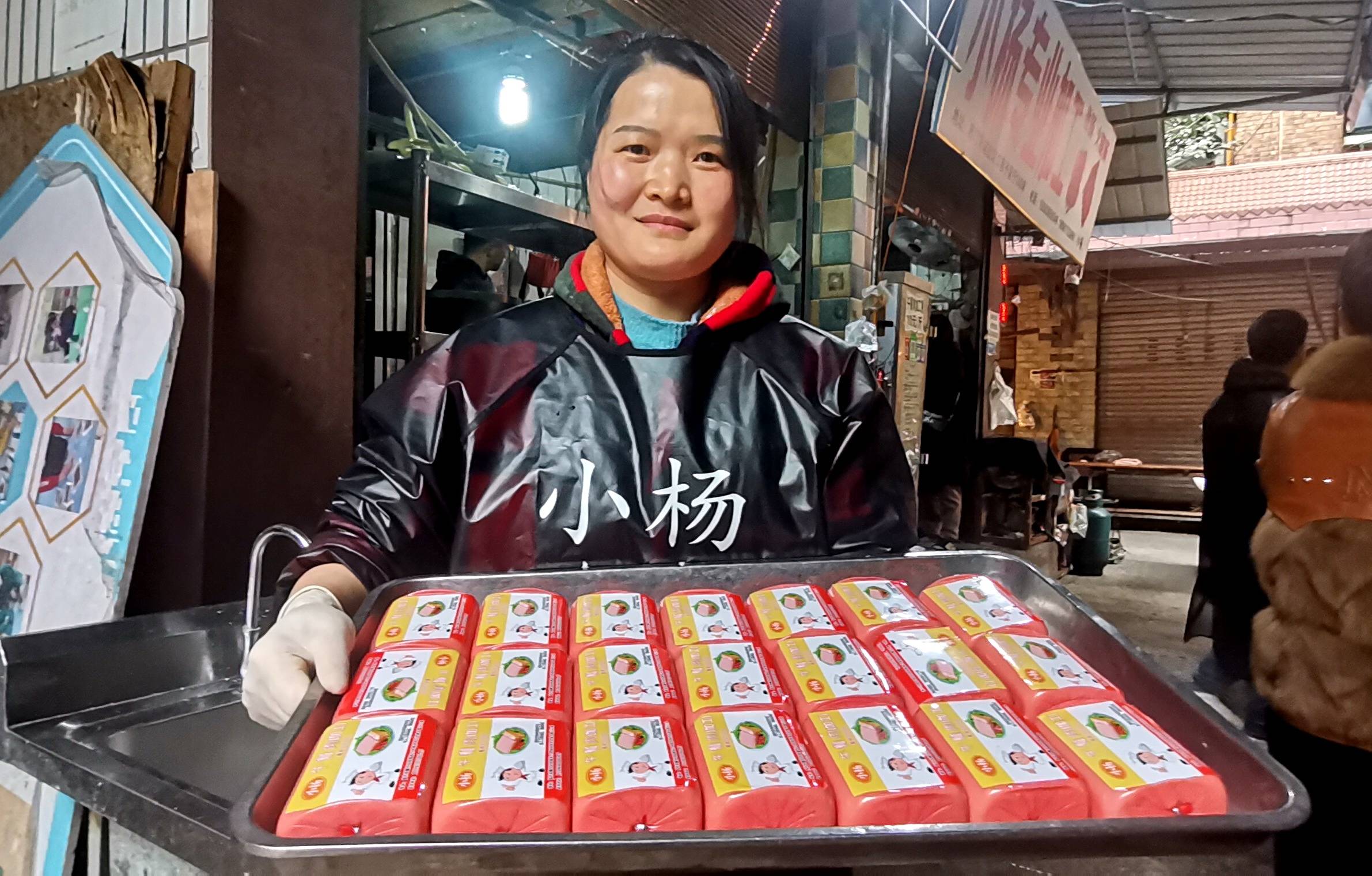 据该店业主黄燕介绍,他们的加工店位于顺庆西门车站巷口,为满足顾客