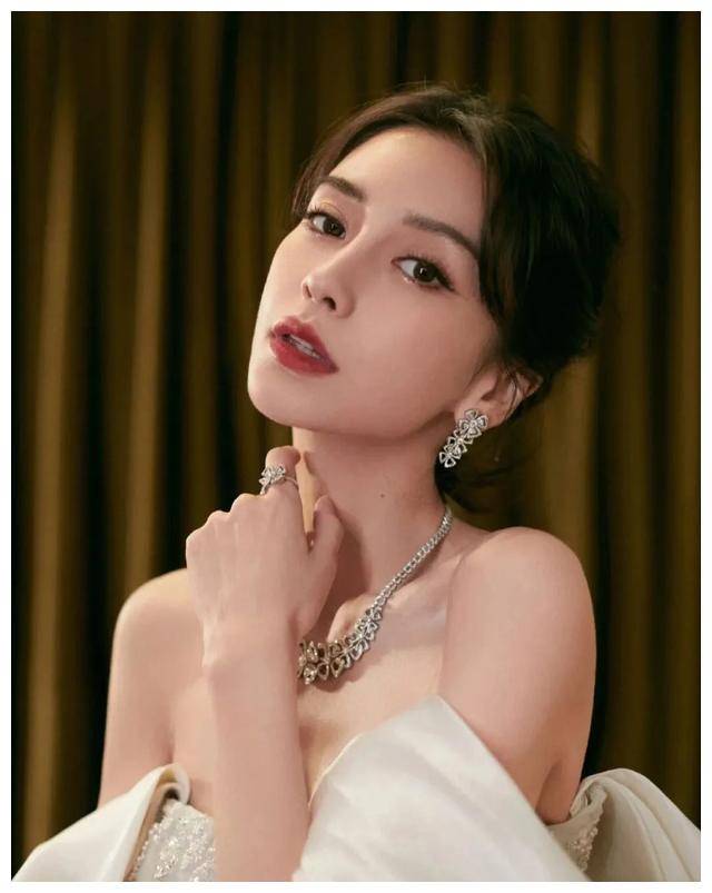 原创angelababy庆祝生日摄于与父母合影引发整容质疑