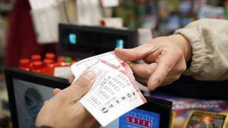 养猪大户买彩票中了920亿,亲戚每日上门拜访,他只好报警求助_阮国泰