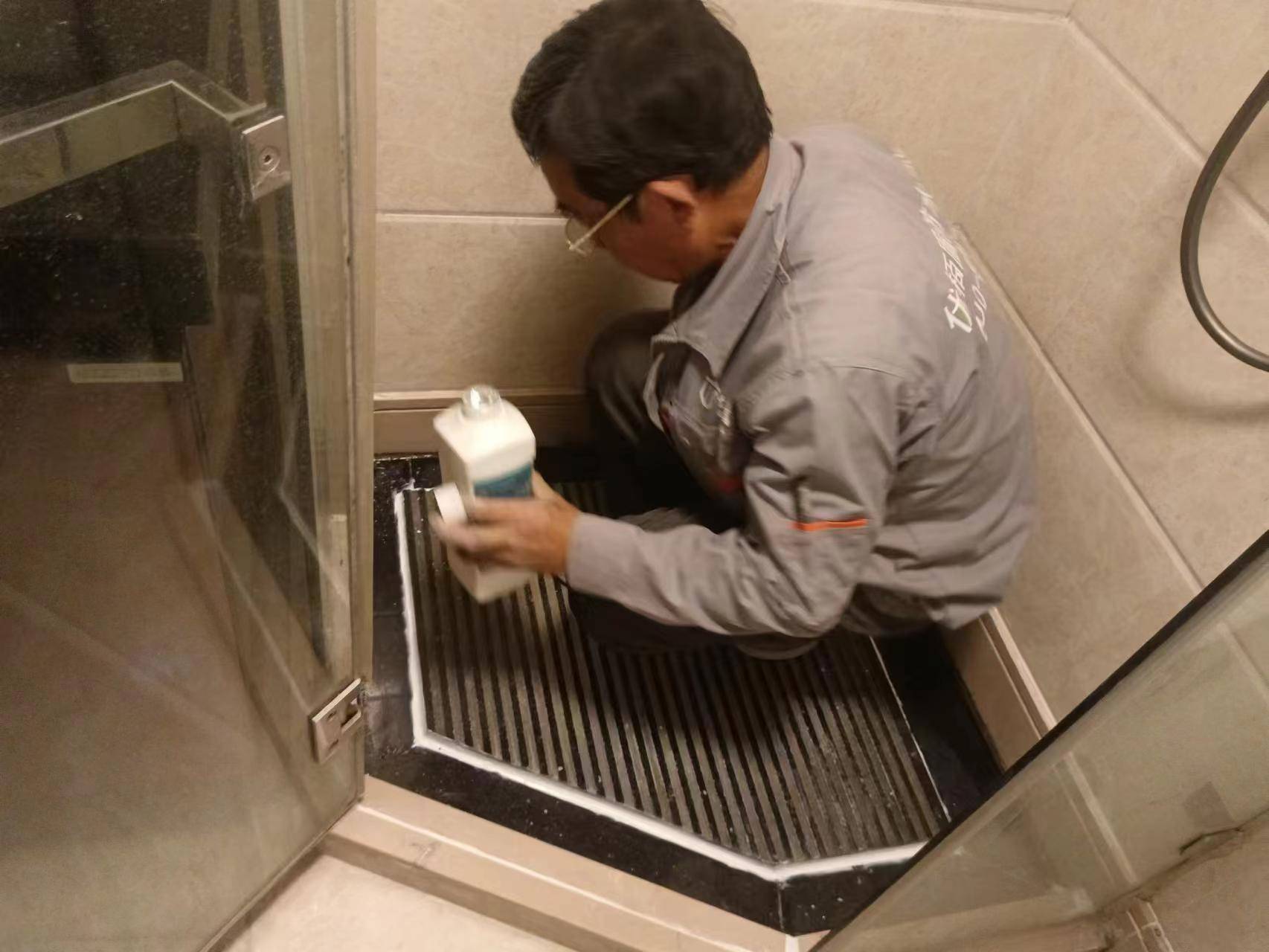 防水补漏公司揭秘:广州市区房屋漏水检测上门服务费标准?