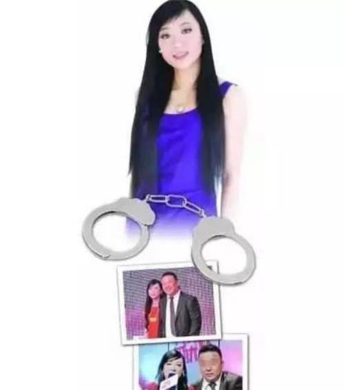 8月2日的晚上,王佳拿着一把刀就向着熟睡的何嘉文身上砍去,何嘉文被痛