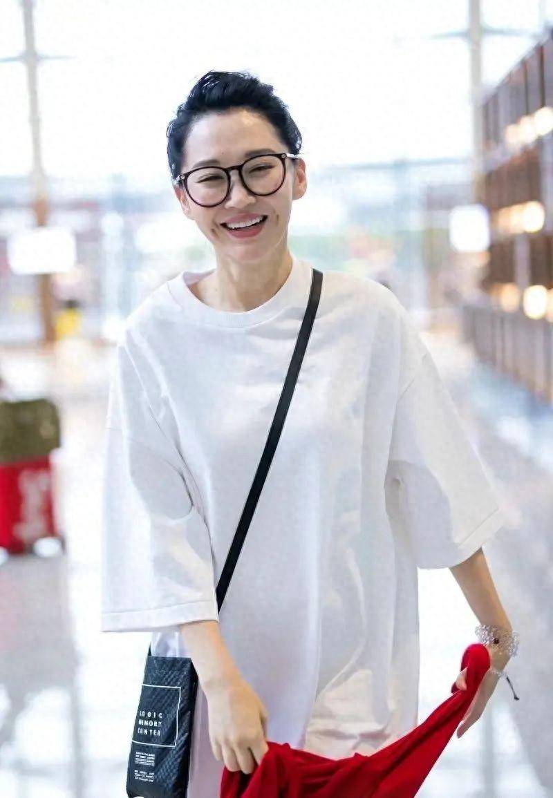 69年的许晴带火了一种新穿法长款白t恤红围巾时髦又洋气