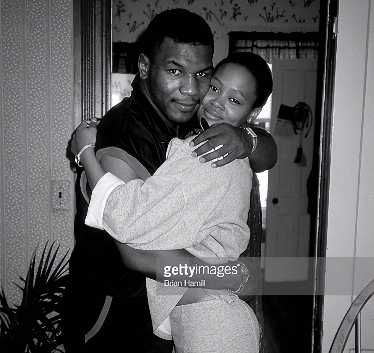 泰森第一任妻子拳王降不住出轨皮特乔丹特朗普都是她的猎物