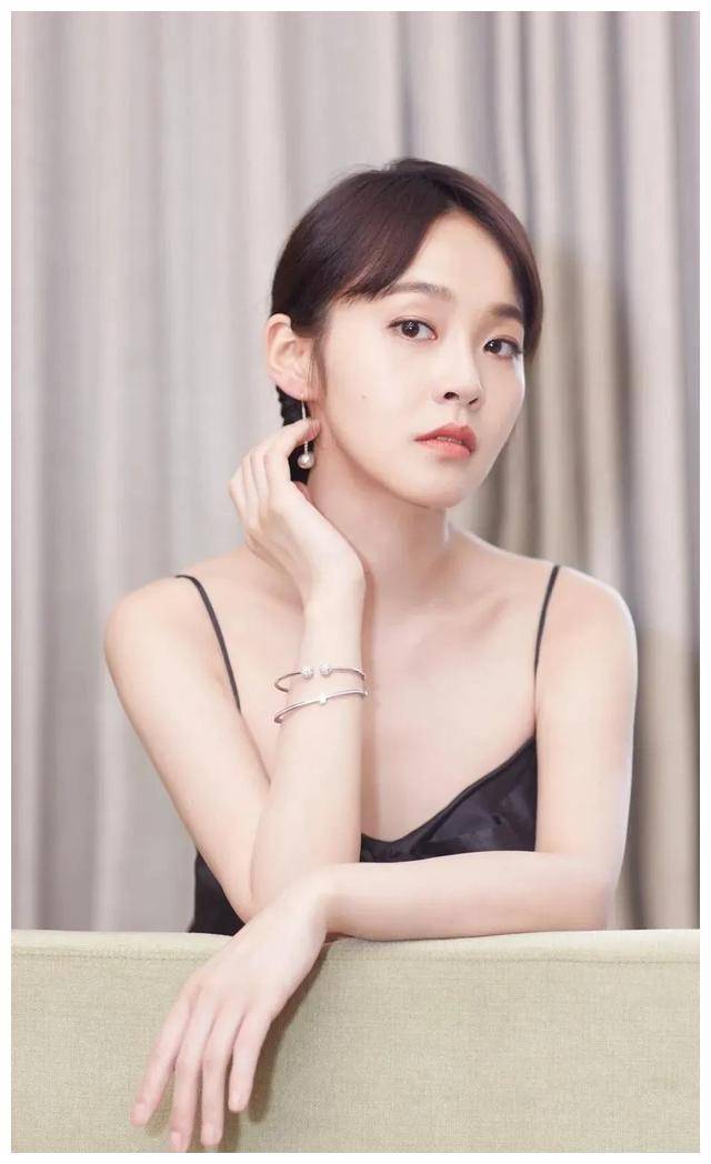 张佳宁自幼展现出对表演的浓厚兴趣,立志成为一名优秀的演员.