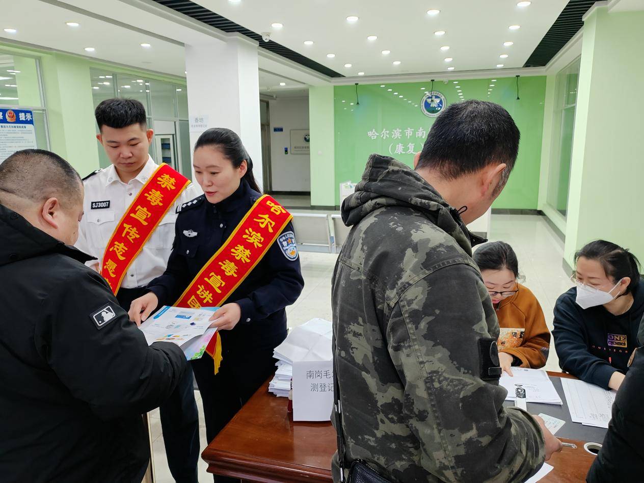 护航开学季哈尔滨市公安局南岗分局禁毒大队开展校车企业安全宣讲活动