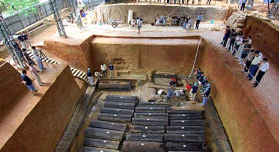 原创古墓挖出46具少女的赤身白骨头骨上长绿色菜花尸检令人愤怒