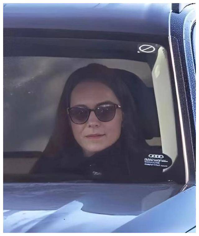 昨日,市民惊喜发现凯特王妃与母亲卡罗尔.米德尔顿一同驾车现身温莎城