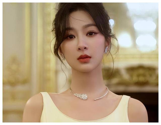 杨紫32岁深陷容貌焦虑?热搜曝光,面部异样惹关注,改变显著.