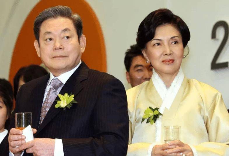 原创韩国第一名媛甩掉三星太子撩倒国民男神自己活成霸道女总