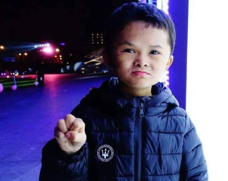 但没多久,刘长江发现关于"小马云"的资讯没了热度,他知道范小勤已经没