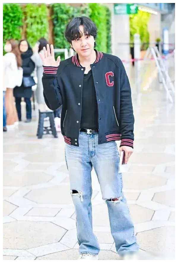 原创36岁张根硕近照引争议脸部变肿难辨真伪医美过度引后遗症