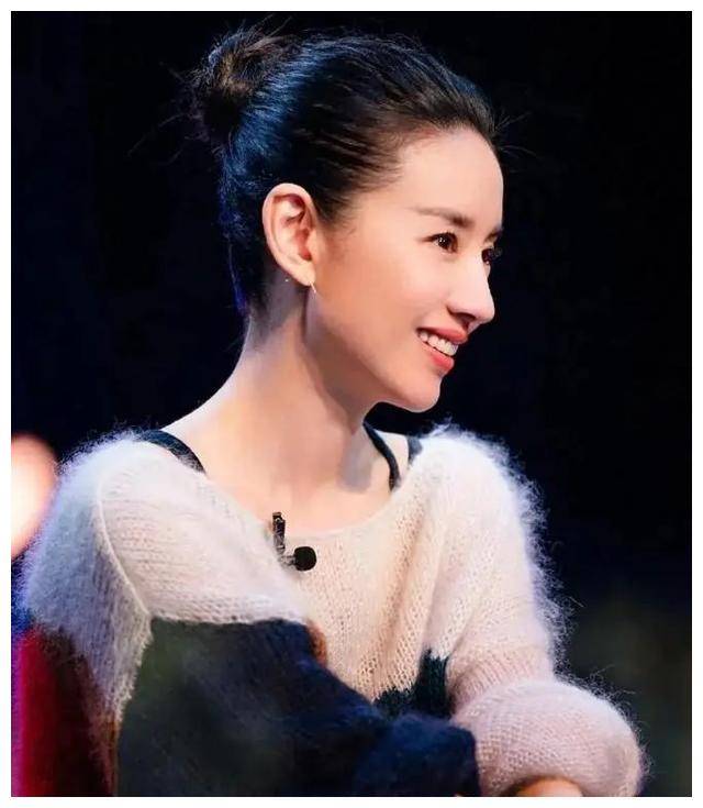 周迅董洁同框照49岁姿态僵硬43岁优雅自然