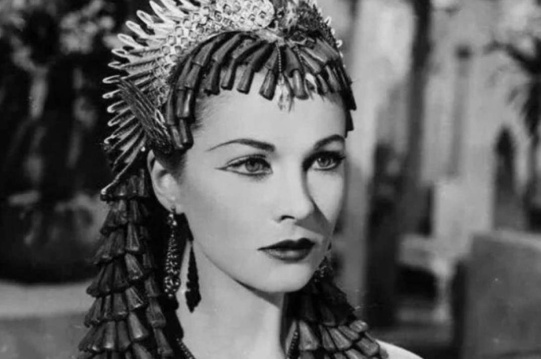 埃及最美公主,20岁就当上了伊朗王后,结婚6年因生不出王子被废_法丝