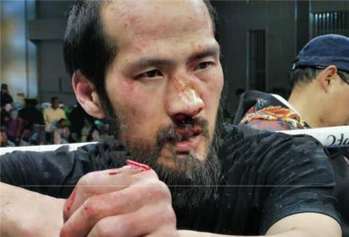 不暇,毫无还手之力,约架只进行了47秒,点穴大师吕刚就被徐晓东一拳ko