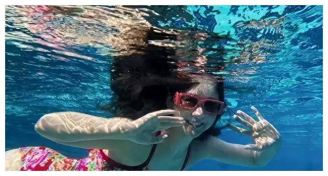 38岁李小萌罕见晒全家福身着泳装身材惊艳网友惊叹