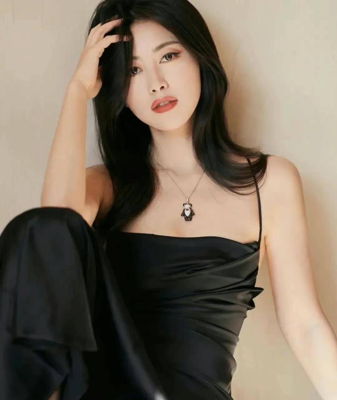 原创朱珠艳而不妖身材时尚玲珑让人一眼万年不愧是知性优雅女神