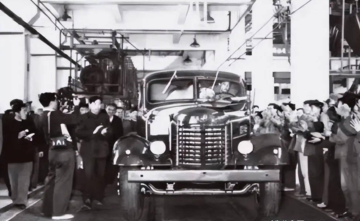 中国第一辆国产汽车是怎样诞生的,第一辆国产轿车是什么牌子