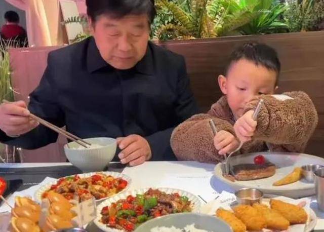 原创熊磊晒郭爸与孙子同框看言宝满脸宠溺许敏与儿媳关系遭质疑