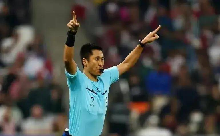 麦麦提江在中超首轮执法成都蓉城和青岛海牛的比赛时也中规中矩,展现