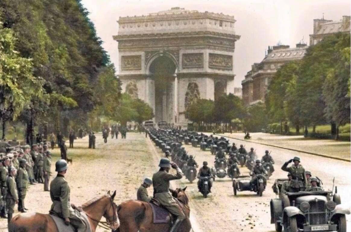 原创同是过凯旋门德军威武庄严美军随意随意还没德国战俘走得好